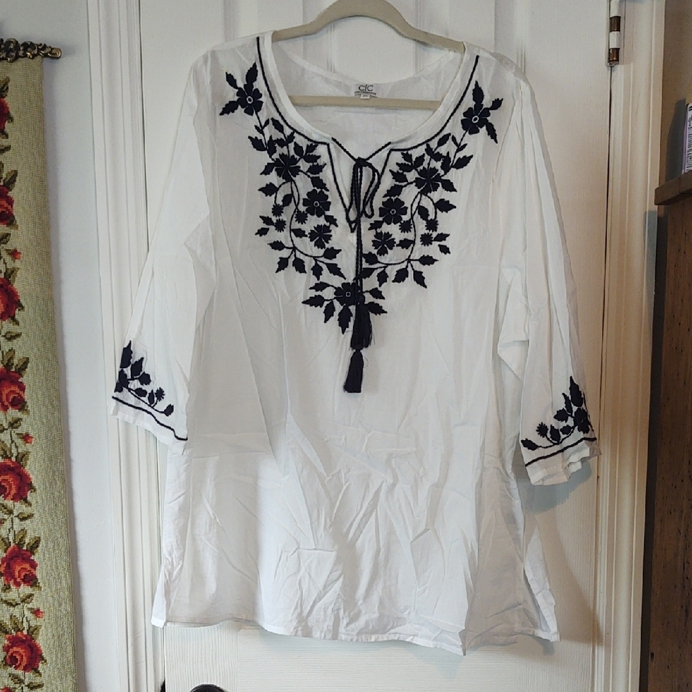 Chic Connections White and Navy 2X Embroidered Women's Top